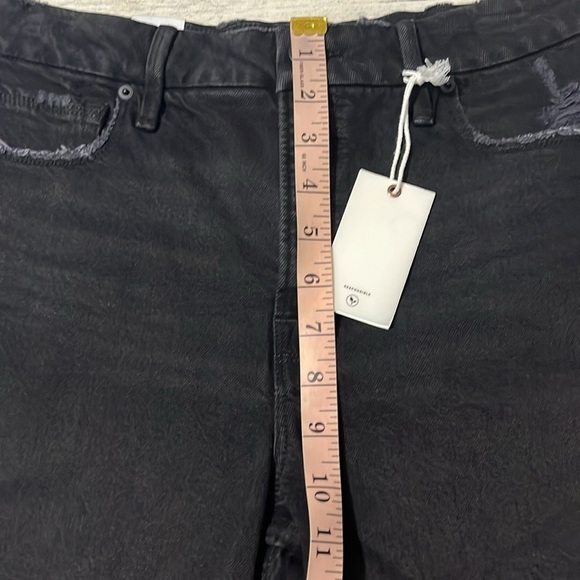 Good American Good 90’s Icon Distressed Shorts Size 4  NWT - Picture 9 of 12